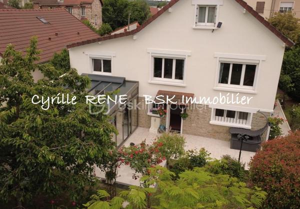 Maison Individuelle 155 m2 au sol – Lumineuse - Décoration Soignée - Jardin Arboré & Sécurisé - Proche Gare
Ne cherchez plus ! Imaginez votre nouvelle vie de famille dans cette magnifique maison individuelle sans aucun vis-à-vis, où l'espace et le confort ont été pensés pour le bonheur des petits et des grands. Implantée sur terrain de 580 m2 et posée sur un sous-sol total entièrement aménagé et chauffé, elle n'attend plus que vos valises. Ecoles, collège et lycée accessibles à pied.

Les points forts pour votre vie de famille :
•	Le paradis des enfants (et des parents) : Un délicieux jardin arboré pour les parties de cache-cache, complété par une grande véranda moderne et climatisée de 19 m² pour jouer ou se détendre en toutes saisons. Un abri de jardin et un espace barbecue complètent ce jardin idyllique.
•	La gare SNCF est accessible à pied. Idéal pour concilier facilement vie professionnelle et vie de famille !
•	Confort & Sécurité au top : Volets roulants motorisés, double vitrage de qualité, chaudière à condensation récente (économies d'énergie !) et un portail motorisé avec places de parking sécurisées dans la propriété.

Une configuration parfaite :
Au rez-de-jardin (L'espace convivialité & ados/invités) :
•	Une superbe véranda de 19 m² ouvrant sur une belle terrasse pour les barbecues du dimanche.
•	Une chambre de 11 m², une cuisine d’été pratique pour les déjeuners dehors, un WC et un grand garage pour la voiture, les vélos et la poussette.
Au 1er étage (Le cœur de la maison) :
•	Un salon-séjour lumineux de 29 m² à la décoration soignée et tendance, parfait pour vos soirées en famille.
•	Une cuisine équipée et aménagée pour concocter de bons petits plats.
•	Une grande chambre avec placard, un WC séparé et une superbe salle d’eau avec douche à l'italienne.
Au 2e étage (Le cocon des enfants) :
•	2 chambres confortables dotées de nombreux rangements pour les jouets et les vêtements.

Le coup de cœur est garanti ! Une visite s’impose pour découvrir votre futur chez-vous. Je suis disponible 7j/7, contactez-moi dès maintenant pour organiser une visite.