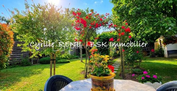 Maison Individuelle 155 m2 au sol – Lumineuse - Décoration Soignée - Jardin Arboré & Sécurisé - Proche Gare
Ne cherchez plus ! Imaginez votre nouvelle vie de famille dans cette magnifique maison individuelle sans aucun vis-à-vis, où l'espace et le confort ont été pensés pour le bonheur des petits et des grands. Implantée sur terrain de 580 m2 et posée sur un sous-sol total entièrement aménagé et chauffé, elle n'attend plus que vos valises. Ecoles, collège et lycée accessibles à pied.

Les points forts pour votre vie de famille :
•	Le paradis des enfants (et des parents) : Un délicieux jardin arboré pour les parties de cache-cache, complété par une grande véranda moderne et climatisée de 19 m² pour jouer ou se détendre en toutes saisons. Un abri de jardin et un espace barbecue complètent ce jardin idyllique.
•	La gare SNCF est accessible à pied. Idéal pour concilier facilement vie professionnelle et vie de famille !
•	Confort & Sécurité au top : Volets roulants motorisés, double vitrage de qualité, chaudière à condensation récente (économies d'énergie !) et un portail motorisé avec places de parking sécurisées dans la propriété.

Une configuration parfaite :
Au rez-de-jardin (L'espace convivialité & ados/invités) :
•	Une superbe véranda de 19 m² ouvrant sur une belle terrasse pour les barbecues du dimanche.
•	Une chambre de 11 m², une cuisine d’été pratique pour les déjeuners dehors, un WC et un grand garage pour la voiture, les vélos et la poussette.
Au 1er étage (Le cœur de la maison) :
•	Un salon-séjour lumineux de 29 m² à la décoration soignée et tendance, parfait pour vos soirées en famille.
•	Une cuisine équipée et aménagée pour concocter de bons petits plats.
•	Une grande chambre avec placard, un WC séparé et une superbe salle d’eau avec douche à l'italienne.
Au 2e étage (Le cocon des enfants) :
•	2 chambres confortables dotées de nombreux rangements pour les jouets et les vêtements.

Le coup de cœur est garanti ! Une visite s’impose pour découvrir votre futur chez-vous. Je suis disponible 7j/7, contactez-moi dès maintenant pour organiser une visite.