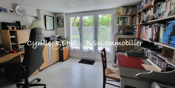Maison Individuelle 155 m2 au sol – Lumineuse - Décoration Soignée - Jardin Arboré & Sécurisé - Proche Gare
Ne cherchez plus ! Imaginez votre nouvelle vie de famille dans cette magnifique maison individuelle sans aucun vis-à-vis, où l'espace et le confort ont été pensés pour le bonheur des petits et des grands. Implantée sur terrain de 580 m2 et posée sur un sous-sol total entièrement aménagé et chauffé, elle n'attend plus que vos valises. Ecoles, collège et lycée accessibles à pied.

Les points forts pour votre vie de famille :
•	Le paradis des enfants (et des parents) : Un délicieux jardin arboré pour les parties de cache-cache, complété par une grande véranda moderne et climatisée de 19 m² pour jouer ou se détendre en toutes saisons. Un abri de jardin et un espace barbecue complètent ce jardin idyllique.
•	La gare SNCF est accessible à pied. Idéal pour concilier facilement vie professionnelle et vie de famille !
•	Confort & Sécurité au top : Volets roulants motorisés, double vitrage de qualité, chaudière à condensation récente (économies d'énergie !) et un portail motorisé avec places de parking sécurisées dans la propriété.

Une configuration parfaite :
Au rez-de-jardin (L'espace convivialité & ados/invités) :
•	Une superbe véranda de 19 m² ouvrant sur une belle terrasse pour les barbecues du dimanche.
•	Une chambre de 11 m², une cuisine d’été pratique pour les déjeuners dehors, un WC et un grand garage pour la voiture, les vélos et la poussette.
Au 1er étage (Le cœur de la maison) :
•	Un salon-séjour lumineux de 29 m² à la décoration soignée et tendance, parfait pour vos soirées en famille.
•	Une cuisine équipée et aménagée pour concocter de bons petits plats.
•	Une grande chambre avec placard, un WC séparé et une superbe salle d’eau avec douche à l'italienne.
Au 2e étage (Le cocon des enfants) :
•	2 chambres confortables dotées de nombreux rangements pour les jouets et les vêtements.

Le coup de cœur est garanti ! Une visite s’impose pour découvrir votre futur chez-vous. Je suis disponible 7j/7, contactez-moi dès maintenant pour organiser une visite.