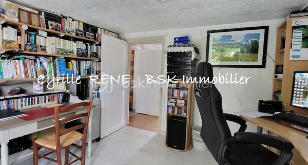Maison Individuelle 155 m2 au sol – Lumineuse - Décoration Soignée - Jardin Arboré & Sécurisé - Proche Gare
Ne cherchez plus ! Imaginez votre nouvelle vie de famille dans cette magnifique maison individuelle sans aucun vis-à-vis, où l'espace et le confort ont été pensés pour le bonheur des petits et des grands. Implantée sur terrain de 580 m2 et posée sur un sous-sol total entièrement aménagé et chauffé, elle n'attend plus que vos valises. Ecoles, collège et lycée accessibles à pied.

Les points forts pour votre vie de famille :
•	Le paradis des enfants (et des parents) : Un délicieux jardin arboré pour les parties de cache-cache, complété par une grande véranda moderne et climatisée de 19 m² pour jouer ou se détendre en toutes saisons. Un abri de jardin et un espace barbecue complètent ce jardin idyllique.
•	La gare SNCF est accessible à pied. Idéal pour concilier facilement vie professionnelle et vie de famille !
•	Confort & Sécurité au top : Volets roulants motorisés, double vitrage de qualité, chaudière à condensation récente (économies d'énergie !) et un portail motorisé avec places de parking sécurisées dans la propriété.

Une configuration parfaite :
Au rez-de-jardin (L'espace convivialité & ados/invités) :
•	Une superbe véranda de 19 m² ouvrant sur une belle terrasse pour les barbecues du dimanche.
•	Une chambre de 11 m², une cuisine d’été pratique pour les déjeuners dehors, un WC et un grand garage pour la voiture, les vélos et la poussette.
Au 1er étage (Le cœur de la maison) :
•	Un salon-séjour lumineux de 29 m² à la décoration soignée et tendance, parfait pour vos soirées en famille.
•	Une cuisine équipée et aménagée pour concocter de bons petits plats.
•	Une grande chambre avec placard, un WC séparé et une superbe salle d’eau avec douche à l'italienne.
Au 2e étage (Le cocon des enfants) :
•	2 chambres confortables dotées de nombreux rangements pour les jouets et les vêtements.

Le coup de cœur est garanti ! Une visite s’impose pour découvrir votre futur chez-vous. Je suis disponible 7j/7, contactez-moi dès maintenant pour organiser une visite.