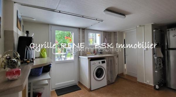 Maison Individuelle 155 m2 au sol – Lumineuse - Décoration Soignée - Jardin Arboré & Sécurisé - Proche Gare
Ne cherchez plus ! Imaginez votre nouvelle vie de famille dans cette magnifique maison individuelle sans aucun vis-à-vis, où l'espace et le confort ont été pensés pour le bonheur des petits et des grands. Implantée sur terrain de 580 m2 et posée sur un sous-sol total entièrement aménagé et chauffé, elle n'attend plus que vos valises. Ecoles, collège et lycée accessibles à pied.

Les points forts pour votre vie de famille :
•	Le paradis des enfants (et des parents) : Un délicieux jardin arboré pour les parties de cache-cache, complété par une grande véranda moderne et climatisée de 19 m² pour jouer ou se détendre en toutes saisons. Un abri de jardin et un espace barbecue complètent ce jardin idyllique.
•	La gare SNCF est accessible à pied. Idéal pour concilier facilement vie professionnelle et vie de famille !
•	Confort & Sécurité au top : Volets roulants motorisés, double vitrage de qualité, chaudière à condensation récente (économies d'énergie !) et un portail motorisé avec places de parking sécurisées dans la propriété.

Une configuration parfaite :
Au rez-de-jardin (L'espace convivialité & ados/invités) :
•	Une superbe véranda de 19 m² ouvrant sur une belle terrasse pour les barbecues du dimanche.
•	Une chambre de 11 m², une cuisine d’été pratique pour les déjeuners dehors, un WC et un grand garage pour la voiture, les vélos et la poussette.
Au 1er étage (Le cœur de la maison) :
•	Un salon-séjour lumineux de 29 m² à la décoration soignée et tendance, parfait pour vos soirées en famille.
•	Une cuisine équipée et aménagée pour concocter de bons petits plats.
•	Une grande chambre avec placard, un WC séparé et une superbe salle d’eau avec douche à l'italienne.
Au 2e étage (Le cocon des enfants) :
•	2 chambres confortables dotées de nombreux rangements pour les jouets et les vêtements.

Le coup de cœur est garanti ! Une visite s’impose pour découvrir votre futur chez-vous. Je suis disponible 7j/7, contactez-moi dès maintenant pour organiser une visite.