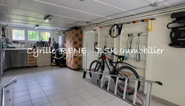 Maison Individuelle 155 m2 au sol – Lumineuse - Décoration Soignée - Jardin Arboré & Sécurisé - Proche Gare
Ne cherchez plus ! Imaginez votre nouvelle vie de famille dans cette magnifique maison individuelle sans aucun vis-à-vis, où l'espace et le confort ont été pensés pour le bonheur des petits et des grands. Implantée sur terrain de 580 m2 et posée sur un sous-sol total entièrement aménagé et chauffé, elle n'attend plus que vos valises. Ecoles, collège et lycée accessibles à pied.

Les points forts pour votre vie de famille :
•	Le paradis des enfants (et des parents) : Un délicieux jardin arboré pour les parties de cache-cache, complété par une grande véranda moderne et climatisée de 19 m² pour jouer ou se détendre en toutes saisons. Un abri de jardin et un espace barbecue complètent ce jardin idyllique.
•	La gare SNCF est accessible à pied. Idéal pour concilier facilement vie professionnelle et vie de famille !
•	Confort & Sécurité au top : Volets roulants motorisés, double vitrage de qualité, chaudière à condensation récente (économies d'énergie !) et un portail motorisé avec places de parking sécurisées dans la propriété.

Une configuration parfaite :
Au rez-de-jardin (L'espace convivialité & ados/invités) :
•	Une superbe véranda de 19 m² ouvrant sur une belle terrasse pour les barbecues du dimanche.
•	Une chambre de 11 m², une cuisine d’été pratique pour les déjeuners dehors, un WC et un grand garage pour la voiture, les vélos et la poussette.
Au 1er étage (Le cœur de la maison) :
•	Un salon-séjour lumineux de 29 m² à la décoration soignée et tendance, parfait pour vos soirées en famille.
•	Une cuisine équipée et aménagée pour concocter de bons petits plats.
•	Une grande chambre avec placard, un WC séparé et une superbe salle d’eau avec douche à l'italienne.
Au 2e étage (Le cocon des enfants) :
•	2 chambres confortables dotées de nombreux rangements pour les jouets et les vêtements.

Le coup de cœur est garanti ! Une visite s’impose pour découvrir votre futur chez-vous. Je suis disponible 7j/7, contactez-moi dès maintenant pour organiser une visite.