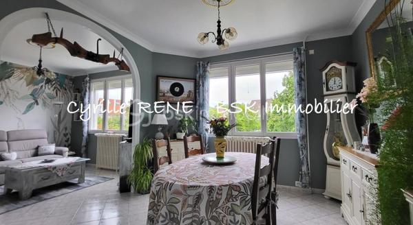 Maison Individuelle 155 m2 au sol – Lumineuse - Décoration Soignée - Jardin Arboré & Sécurisé - Proche Gare
Ne cherchez plus ! Imaginez votre nouvelle vie de famille dans cette magnifique maison individuelle sans aucun vis-à-vis, où l'espace et le confort ont été pensés pour le bonheur des petits et des grands. Implantée sur terrain de 580 m2 et posée sur un sous-sol total entièrement aménagé et chauffé, elle n'attend plus que vos valises. Ecoles, collège et lycée accessibles à pied.

Les points forts pour votre vie de famille :
•	Le paradis des enfants (et des parents) : Un délicieux jardin arboré pour les parties de cache-cache, complété par une grande véranda moderne et climatisée de 19 m² pour jouer ou se détendre en toutes saisons. Un abri de jardin et un espace barbecue complètent ce jardin idyllique.
•	La gare SNCF est accessible à pied. Idéal pour concilier facilement vie professionnelle et vie de famille !
•	Confort & Sécurité au top : Volets roulants motorisés, double vitrage de qualité, chaudière à condensation récente (économies d'énergie !) et un portail motorisé avec places de parking sécurisées dans la propriété.

Une configuration parfaite :
Au rez-de-jardin (L'espace convivialité & ados/invités) :
•	Une superbe véranda de 19 m² ouvrant sur une belle terrasse pour les barbecues du dimanche.
•	Une chambre de 11 m², une cuisine d’été pratique pour les déjeuners dehors, un WC et un grand garage pour la voiture, les vélos et la poussette.
Au 1er étage (Le cœur de la maison) :
•	Un salon-séjour lumineux de 29 m² à la décoration soignée et tendance, parfait pour vos soirées en famille.
•	Une cuisine équipée et aménagée pour concocter de bons petits plats.
•	Une grande chambre avec placard, un WC séparé et une superbe salle d’eau avec douche à l'italienne.
Au 2e étage (Le cocon des enfants) :
•	2 chambres confortables dotées de nombreux rangements pour les jouets et les vêtements.

Le coup de cœur est garanti ! Une visite s’impose pour découvrir votre futur chez-vous. Je suis disponible 7j/7, contactez-moi dès maintenant pour organiser une visite.