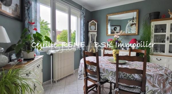 Maison Individuelle 155 m2 au sol – Lumineuse - Décoration Soignée - Jardin Arboré & Sécurisé - Proche Gare
Ne cherchez plus ! Imaginez votre nouvelle vie de famille dans cette magnifique maison individuelle sans aucun vis-à-vis, où l'espace et le confort ont été pensés pour le bonheur des petits et des grands. Implantée sur terrain de 580 m2 et posée sur un sous-sol total entièrement aménagé et chauffé, elle n'attend plus que vos valises. Ecoles, collège et lycée accessibles à pied.

Les points forts pour votre vie de famille :
•	Le paradis des enfants (et des parents) : Un délicieux jardin arboré pour les parties de cache-cache, complété par une grande véranda moderne et climatisée de 19 m² pour jouer ou se détendre en toutes saisons. Un abri de jardin et un espace barbecue complètent ce jardin idyllique.
•	La gare SNCF est accessible à pied. Idéal pour concilier facilement vie professionnelle et vie de famille !
•	Confort & Sécurité au top : Volets roulants motorisés, double vitrage de qualité, chaudière à condensation récente (économies d'énergie !) et un portail motorisé avec places de parking sécurisées dans la propriété.

Une configuration parfaite :
Au rez-de-jardin (L'espace convivialité & ados/invités) :
•	Une superbe véranda de 19 m² ouvrant sur une belle terrasse pour les barbecues du dimanche.
•	Une chambre de 11 m², une cuisine d’été pratique pour les déjeuners dehors, un WC et un grand garage pour la voiture, les vélos et la poussette.
Au 1er étage (Le cœur de la maison) :
•	Un salon-séjour lumineux de 29 m² à la décoration soignée et tendance, parfait pour vos soirées en famille.
•	Une cuisine équipée et aménagée pour concocter de bons petits plats.
•	Une grande chambre avec placard, un WC séparé et une superbe salle d’eau avec douche à l'italienne.
Au 2e étage (Le cocon des enfants) :
•	2 chambres confortables dotées de nombreux rangements pour les jouets et les vêtements.

Le coup de cœur est garanti ! Une visite s’impose pour découvrir votre futur chez-vous. Je suis disponible 7j/7, contactez-moi dès maintenant pour organiser une visite.