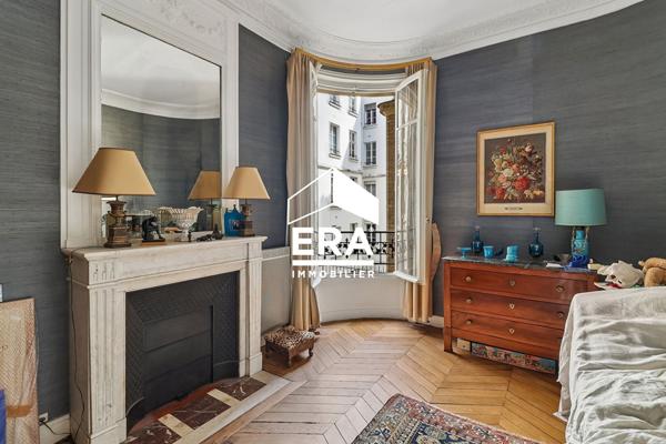 Appartement familial de 109 m² avec balcon et 3 chambres, immeuble en pierre de taille, Paris XVIIe