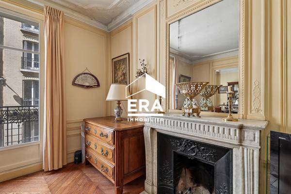 Appartement familial de 109 m² avec balcon et 3 chambres, immeuble en pierre de taille, Paris XVIIe