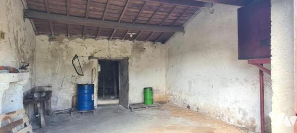 Grange en pierre de 110 m² à réhabiliter en habitation sur un terrain de 614 m²