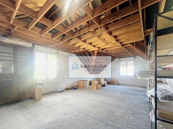 MAISON INDIVIDUELLE
Construction 1976 · Terrain de 1 640 m² · Jardin exposé sud-ouest
À découvrir, une construction individuelle datant de 1976, implantée sur une parcelle arborée de 1 640 m². La propriété se déploie sur trois niveaux — sous-sol complet, rez-de-chaussée d'habitation et combles à fort potentiel d'aménagement — et bénéficie d'un jardin exposé sud-ouest offrant une belle luminosité tout au long de la journée.

En Rez de Chaussée : le sous-sol complet comprend un garage de 44 m²environ  (hauteur sous plafond de 2,96 m environ), un atelier de 59,34 m²environ et une chaufferie de 5,73 m²environ — un ensemble idéal pour le stockage, le bricolage ou des espaces techniques et de rangement généreux.

Au premier étage : le premier étage s’organise autour d'un vaste séjour de 34,86 m²environ, baigné de lumière grâce à ses fenêtres bois double vitrage équipées de volets roulants manuels. La cuisine équipée, avec son espace repas de 16,90 m² environ, bénéficie d'une porte-fenêtre et d'une fenêtre double vitrage bois, également munie d'un volet roulant manuel. Ce niveau accueille également trois chambres parquetées, de 13,06 m², 12,24 m² et 10,20 m²environ,  chacune dotée d'une fenêtre double vitrage bois et d'un volet roulant manuel, ainsi qu'un bureau de 5,74 m² environ parqueté, avec fenêtre double vitrage bois.
La salle de bain, équipée d'une baignoire, d'une douche et d'une vasque, et éclairée par une fenêtre bois double vitrage dotée d’un volet roulant manuel.

Le second étage : Cet étage offre un énorme potentiel d'aménagement, avec deux espaces d'environ 60,44 m²environ et 47 m²environ  dalle béton au sol et dotés de plusieurs fenêtres bois double vitrage avec volets roulants, 

L'extérieur : Un jardin exposé sud-ouest complète ce bien, idéal pour profiter de moments de détente en extérieur. Vous bénéficierez également de nombreuses places de parking (5 à l'avant et 4 à l'arrière).

Le secteur :  située sur un secteur convoité, l’habitation est à proximité des voies de communication et à 7 minutes des écoles. 

Les points clefs : Maison individuelle de 1976 sur 1 640 m² de terrain arboré, exposé sud-ouest — séjour 35 m², cuisine équipée, 3 chambres parquetées, bureau, salle de bain complète et sous-sol de 109 m² (garage + atelier + chaufferie). Les combles offrent un potentiel exceptionnel d’environ 107 m² à aménager (dalle béton, fenêtres double vitrage), idéal pour créer des chambres supplémentaires, un espace bureau ou une suite parentale. Un budget travaux est à prévoir pour révéler tout le potentiel de cette propriété — un investissement qui permettra d’augmenter significativement la valeur du bien.9 places de parking, proximité écoles et axes routiers.