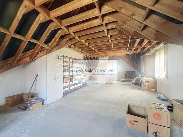 MAISON INDIVIDUELLE
Construction 1976 · Terrain de 1 640 m² · Jardin exposé sud-ouest
À découvrir, une construction individuelle datant de 1976, implantée sur une parcelle arborée de 1 640 m². La propriété se déploie sur trois niveaux — sous-sol complet, rez-de-chaussée d'habitation et combles à fort potentiel d'aménagement — et bénéficie d'un jardin exposé sud-ouest offrant une belle luminosité tout au long de la journée.

En Rez de Chaussée : le sous-sol complet comprend un garage de 44 m²environ  (hauteur sous plafond de 2,96 m environ), un atelier de 59,34 m²environ et une chaufferie de 5,73 m²environ — un ensemble idéal pour le stockage, le bricolage ou des espaces techniques et de rangement généreux.

Au premier étage : le premier étage s’organise autour d'un vaste séjour de 34,86 m²environ, baigné de lumière grâce à ses fenêtres bois double vitrage équipées de volets roulants manuels. La cuisine équipée, avec son espace repas de 16,90 m² environ, bénéficie d'une porte-fenêtre et d'une fenêtre double vitrage bois, également munie d'un volet roulant manuel. Ce niveau accueille également trois chambres parquetées, de 13,06 m², 12,24 m² et 10,20 m²environ,  chacune dotée d'une fenêtre double vitrage bois et d'un volet roulant manuel, ainsi qu'un bureau de 5,74 m² environ parqueté, avec fenêtre double vitrage bois.
La salle de bain, équipée d'une baignoire, d'une douche et d'une vasque, et éclairée par une fenêtre bois double vitrage dotée d’un volet roulant manuel.

Le second étage : Cet étage offre un énorme potentiel d'aménagement, avec deux espaces d'environ 60,44 m²environ et 47 m²environ  dalle béton au sol et dotés de plusieurs fenêtres bois double vitrage avec volets roulants, 

L'extérieur : Un jardin exposé sud-ouest complète ce bien, idéal pour profiter de moments de détente en extérieur. Vous bénéficierez également de nombreuses places de parking (5 à l'avant et 4 à l'arrière).

Le secteur :  située sur un secteur convoité, l’habitation est à proximité des voies de communication et à 7 minutes des écoles. 

Les points clefs : Maison individuelle de 1976 sur 1 640 m² de terrain arboré, exposé sud-ouest — séjour 35 m², cuisine équipée, 3 chambres parquetées, bureau, salle de bain complète et sous-sol de 109 m² (garage + atelier + chaufferie). Les combles offrent un potentiel exceptionnel d’environ 107 m² à aménager (dalle béton, fenêtres double vitrage), idéal pour créer des chambres supplémentaires, un espace bureau ou une suite parentale. Un budget travaux est à prévoir pour révéler tout le potentiel de cette propriété — un investissement qui permettra d’augmenter significativement la valeur du bien.9 places de parking, proximité écoles et axes routiers.