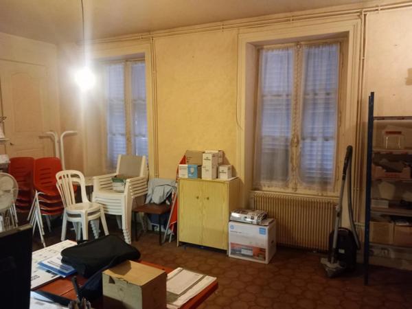 Immeuble de rapport avec local commercial loué THIERS (63)