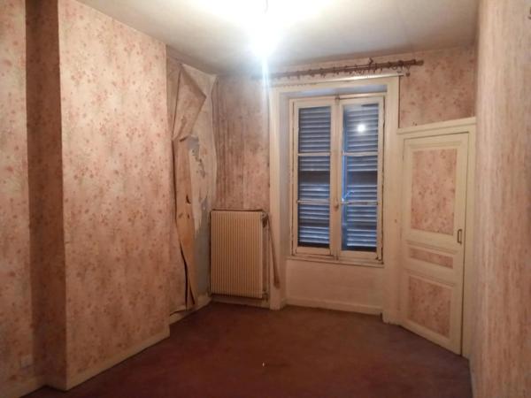 Immeuble de rapport avec local commercial loué THIERS (63)