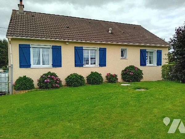 St M du Plessis. Pav: salle salon, cuis, 3 chs, sdb, wc. S/sol: gge, buanderie, atelier. Terrain.