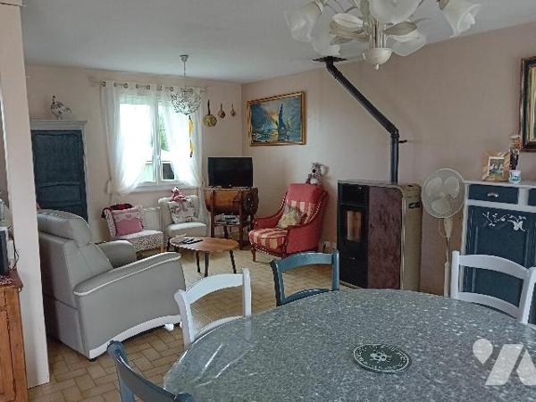 St M du Plessis. Pav: salle salon, cuis, 3 chs, sdb, wc. S/sol: gge, buanderie, atelier. Terrain.