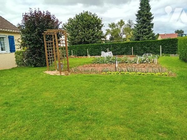 St M du Plessis. Pav: salle salon, cuis, 3 chs, sdb, wc. S/sol: gge, buanderie, atelier. Terrain.