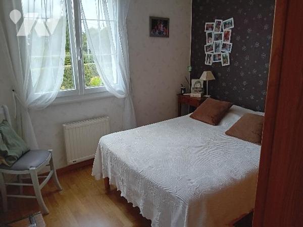 St M du Plessis. Pav: salle salon, cuis, 3 chs, sdb, wc. S/sol: gge, buanderie, atelier. Terrain.