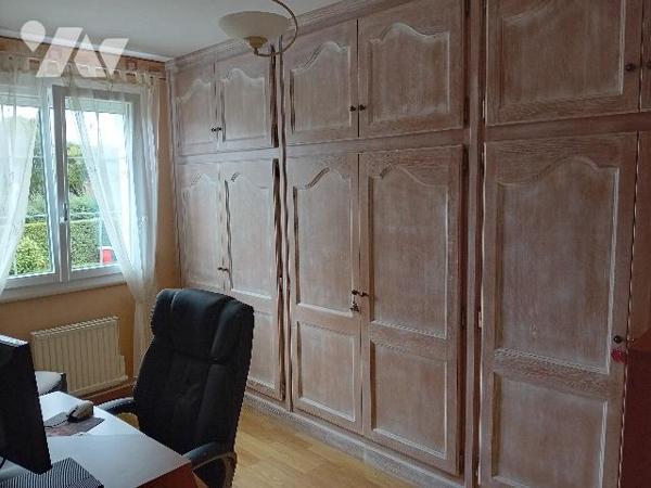 St M du Plessis. Pav: salle salon, cuis, 3 chs, sdb, wc. S/sol: gge, buanderie, atelier. Terrain.