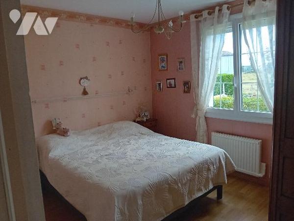 St M du Plessis. Pav: salle salon, cuis, 3 chs, sdb, wc. S/sol: gge, buanderie, atelier. Terrain.