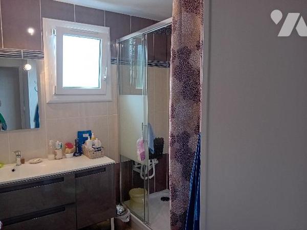 St M du Plessis. Pav: salle salon, cuis, 3 chs, sdb, wc. S/sol: gge, buanderie, atelier. Terrain.