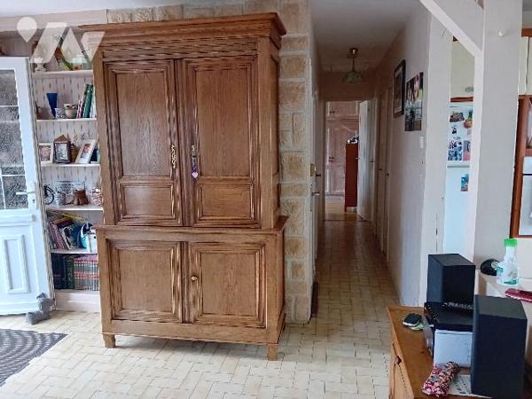 St M du Plessis. Pav: salle salon, cuis, 3 chs, sdb, wc. S/sol: gge, buanderie, atelier. Terrain.