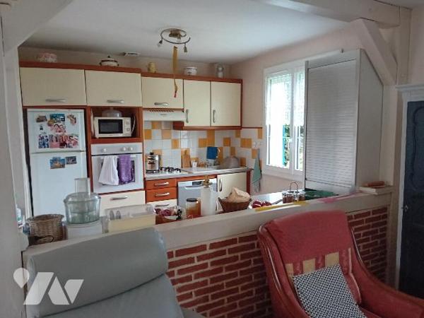 St M du Plessis. Pav: salle salon, cuis, 3 chs, sdb, wc. S/sol: gge, buanderie, atelier. Terrain.