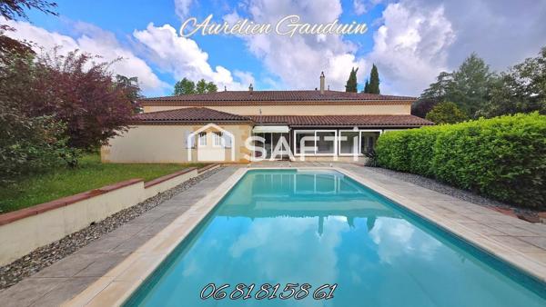 Plain-pied lumineux, beaux volumes, piscine et grand terrain : une maison pensée pour profiter pleinement de chaque instant.