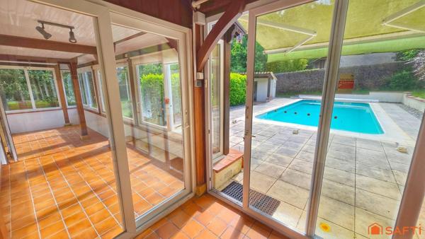 Plain-pied lumineux, beaux volumes, piscine et grand terrain : une maison pensée pour profiter pleinement de chaque instant.