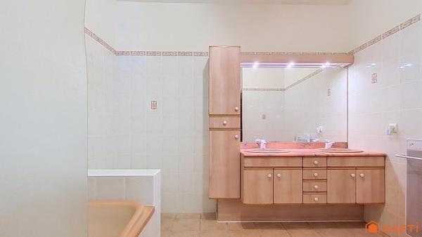 Plain-pied lumineux, beaux volumes, piscine et grand terrain : une maison pensée pour profiter pleinement de chaque instant.