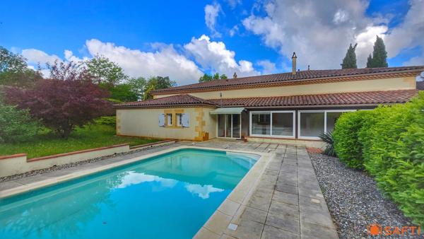 Plain-pied lumineux, beaux volumes, piscine et grand terrain : une maison pensée pour profiter pleinement de chaque instant.