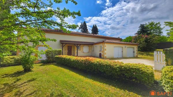 Plain-pied lumineux, beaux volumes, piscine et grand terrain : une maison pensée pour profiter pleinement de chaque instant.