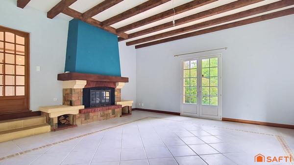 Plain-pied lumineux, beaux volumes, piscine et grand terrain : une maison pensée pour profiter pleinement de chaque instant.
