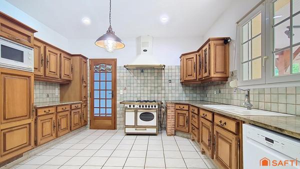 Plain-pied lumineux, beaux volumes, piscine et grand terrain : une maison pensée pour profiter pleinement de chaque instant.