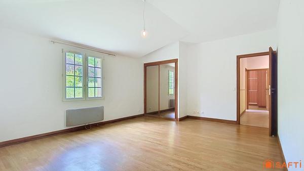 Plain-pied lumineux, beaux volumes, piscine et grand terrain : une maison pensée pour profiter pleinement de chaque instant.