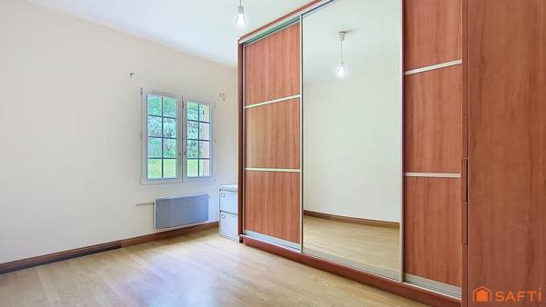 Plain-pied lumineux, beaux volumes, piscine et grand terrain : une maison pensée pour profiter pleinement de chaque instant.