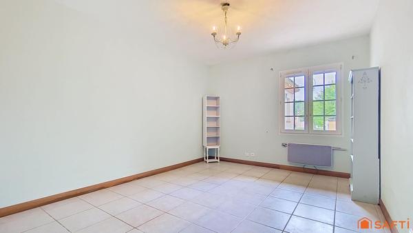 Plain-pied lumineux, beaux volumes, piscine et grand terrain : une maison pensée pour profiter pleinement de chaque instant.