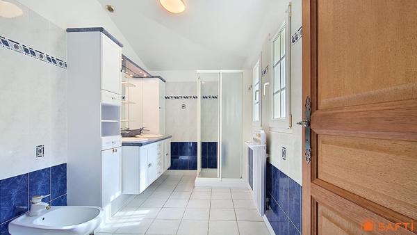 Plain-pied lumineux, beaux volumes, piscine et grand terrain : une maison pensée pour profiter pleinement de chaque instant.