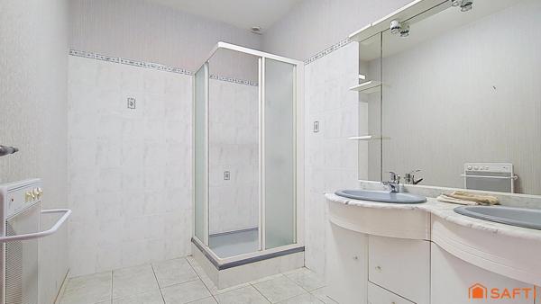 Plain-pied lumineux, beaux volumes, piscine et grand terrain : une maison pensée pour profiter pleinement de chaque instant.