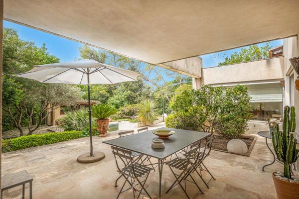 L'Élégance Architecturale Maison d'architecte Nimes 5 pièce(s) 182.8 m2