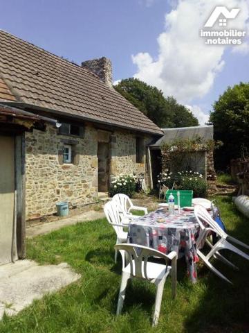 10 min. VILLAINES-LA-JUHEL (53), en campagne, maison d'habitation en pierres comprenant entrée,...