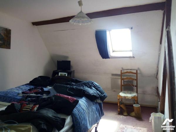 10 min. VILLAINES-LA-JUHEL (53), en campagne, maison d'habitation en pierres comprenant entrée,...