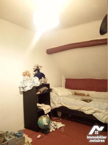 10 min. VILLAINES-LA-JUHEL (53), en campagne, maison d'habitation en pierres comprenant entrée,...