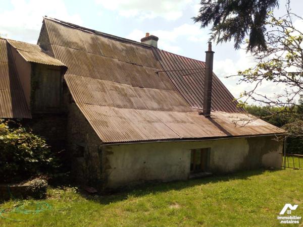 10 min. VILLAINES-LA-JUHEL (53), en campagne, maison d'habitation en pierres comprenant entrée,...