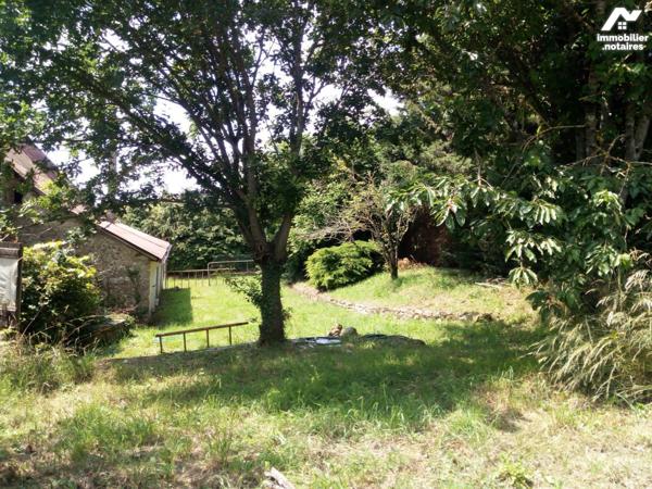 10 min. VILLAINES-LA-JUHEL (53), en campagne, maison d'habitation en pierres comprenant entrée,...