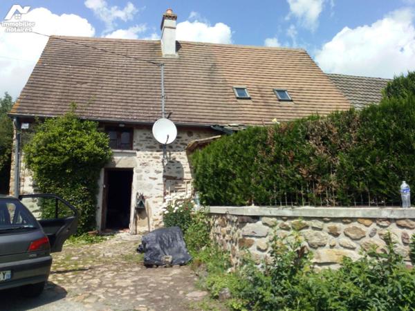 10 min. VILLAINES-LA-JUHEL (53), en campagne, maison d'habitation en pierres comprenant entrée,...