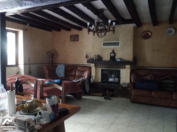 10 min. VILLAINES-LA-JUHEL (53), en campagne, maison d'habitation en pierres comprenant entrée,...