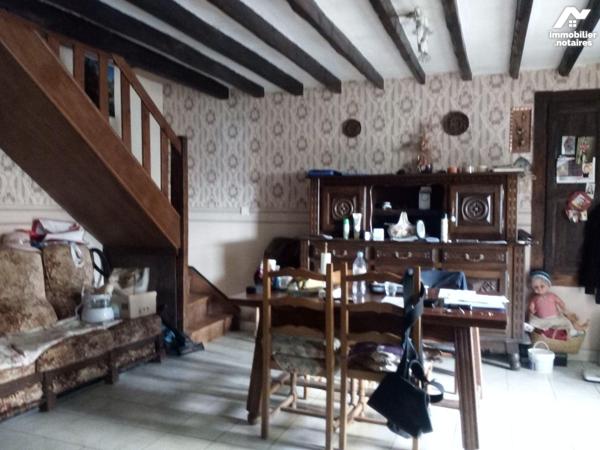 10 min. VILLAINES-LA-JUHEL (53), en campagne, maison d'habitation en pierres comprenant entrée,...