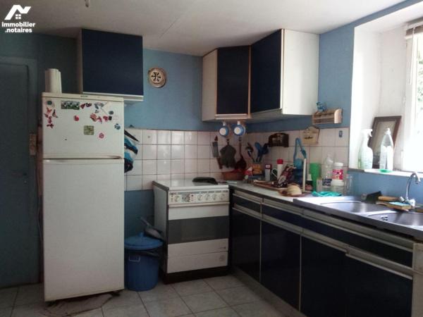 10 min. VILLAINES-LA-JUHEL (53), en campagne, maison d'habitation en pierres comprenant entrée,...