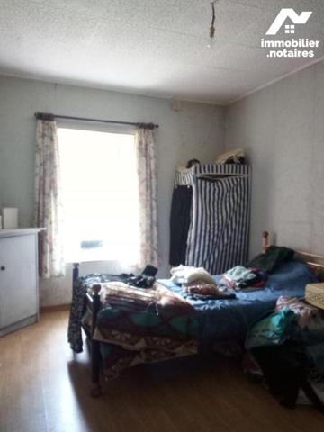 10 min. VILLAINES-LA-JUHEL (53), en campagne, maison d'habitation en pierres comprenant entrée,...