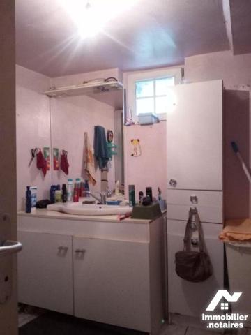 10 min. VILLAINES-LA-JUHEL (53), en campagne, maison d'habitation en pierres comprenant entrée,...