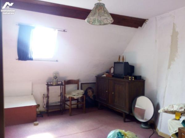 10 min. VILLAINES-LA-JUHEL (53), en campagne, maison d'habitation en pierres comprenant entrée,...