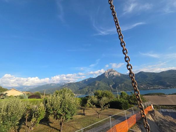 Appartement à vendre 2 pièces avec TOIT TERRASSE DE 30 M2 vue Panoramique à 360° Lac et Montagnes sur SAVINES LE LAC (05) , Dans une résidence en construction style villa plein Sud ,livrable été 2026